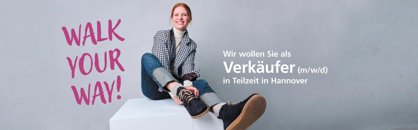 Frau sitzt lächelnd auf einem Podest neben dem Text 'Walk your way' und einem Jobangebot als Verkäufer in Teilzeit in Hannover.
