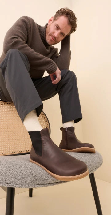Model mit braunen BÄR Boots