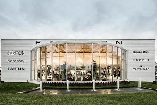 Schaufenster eines Modegeschäfts mit Markennamen wie Comma, Esprit und Taifun