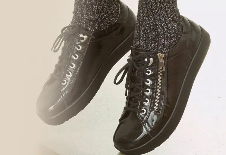 Schwarze, glänzende Schuhe mit Reißverschluss und Schnürsenkeln für Gastronomieberufe