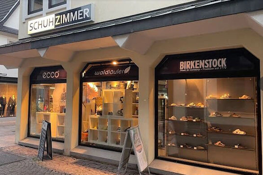 Außenansicht eines Schuhgeschäfts mit den Marken Ecco, Waldläufer und Birkenstock