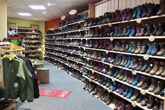 Regale voller verschiedener Wanderschuhe in einem Geschäft